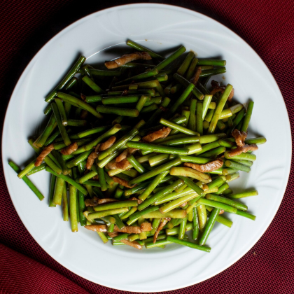 81.Побеги чеснока с мясом 肉炒蒜苔