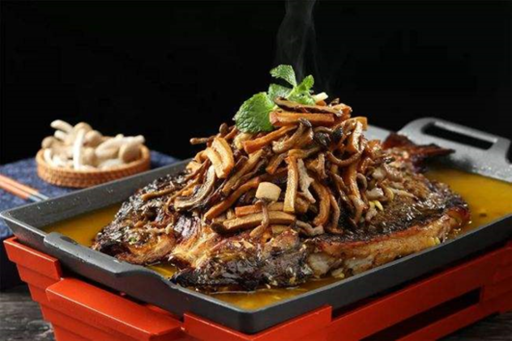 Жареная рыба с грибами 鸡汁蘑菇烤鱼