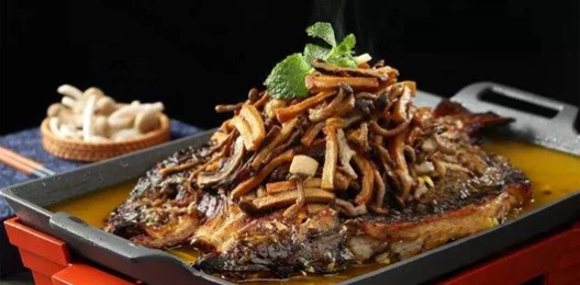 Жареная рыба с грибами 鸡汁蘑菇烤鱼