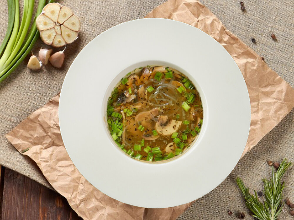 Суп-лапша с грибами и луком-порей