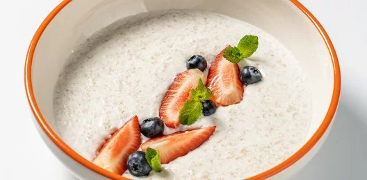 Овсяная каша с орехами и курагой