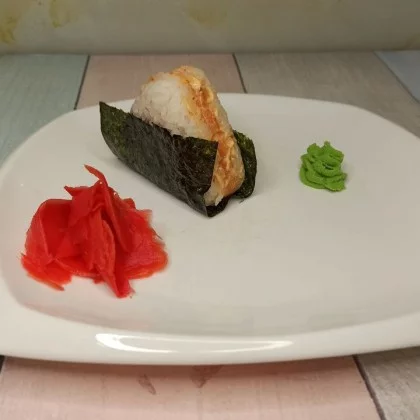 Онигири с крабовым мясом и соусом спайс