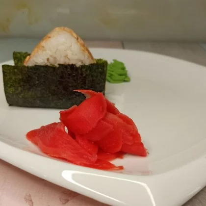 Онигири с тунцом и соусом спайс