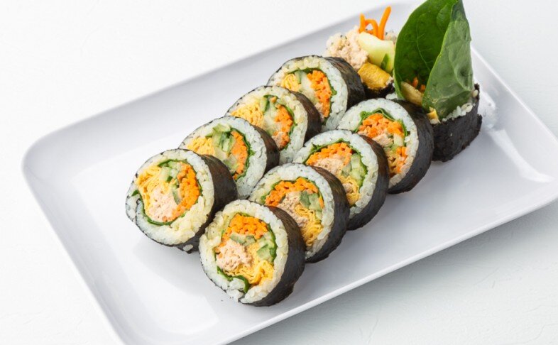 Кимпаб с тунцом и омлетом