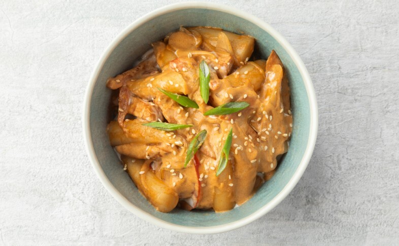 Токпокки в сливочном соусе с колбасками