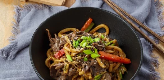 Жареная лапша со свининой