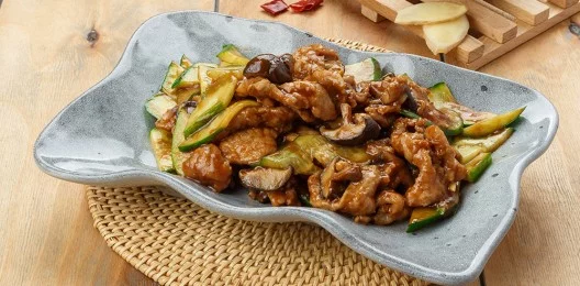 Жареная свинина с грибами