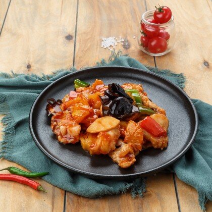 Судак с фруктами и овощами в кисло-сладком соусе