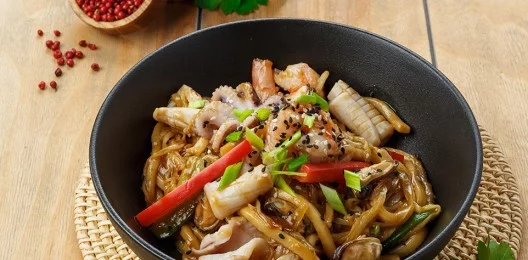Жареная лапша с морепродуктами