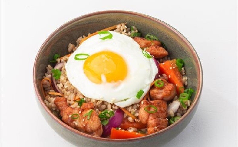 Рис с курицей,овощами и яйцом