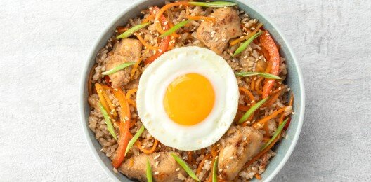 Рис с курицей,овощами и яйцом