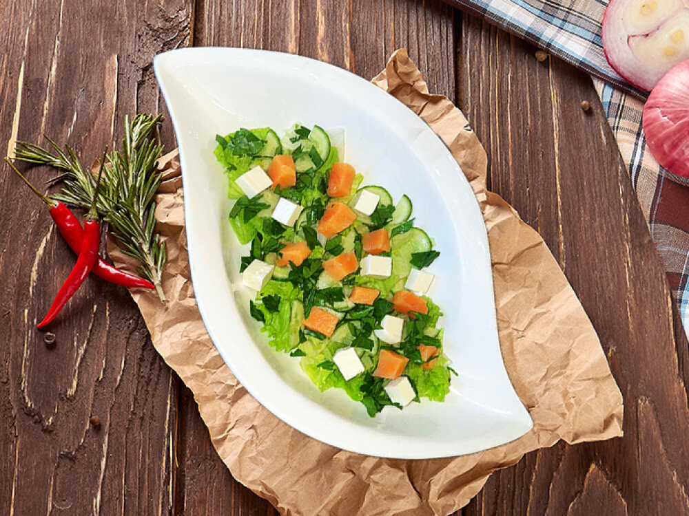 Овощной салат со слабосолёной сёмгой