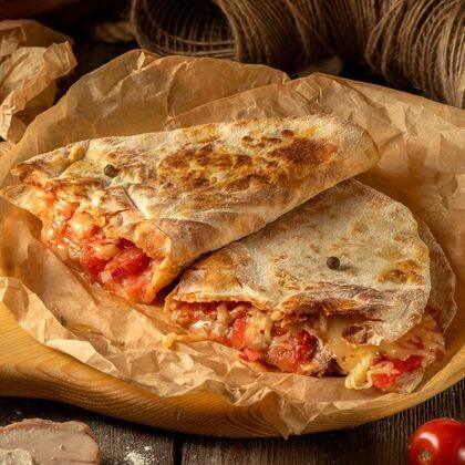 Кесадилья с курицей и помидорами