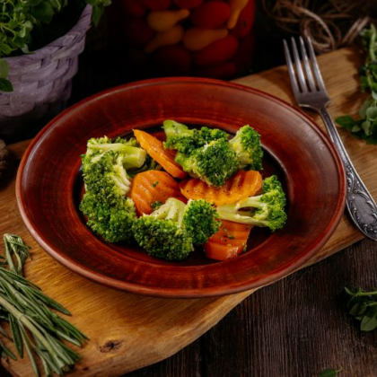 Брокколи с морковью на пару