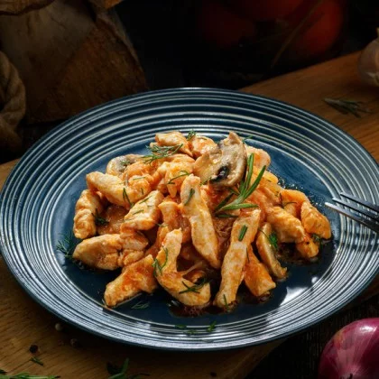 Бефстроганов из курицы с грибами
