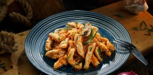 Бефстроганов из курицы с грибами