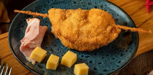 Кармашек из куриной грудки на шпажке