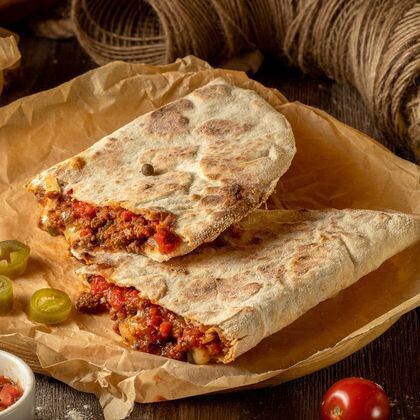 Кесадилья с говядиной и помидорами