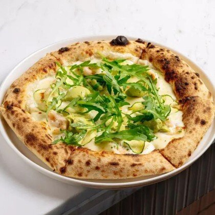 Пицца с креветками, цукини и гуакомоле