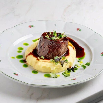 Стейк из говяжьей вырезки с картофельным пюре и трюфельным соусом