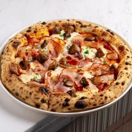 Пицца с ветчиной и грибами