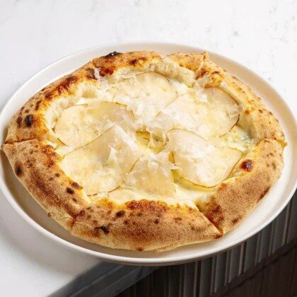 Пицца с грушей и горгонзолой