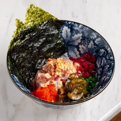 Тартар из тунца с битыми огурцами и соусом спайси