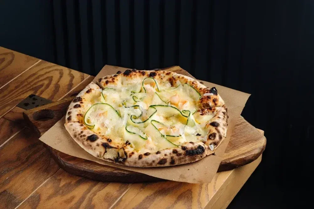 Пицца с креветками и цукини