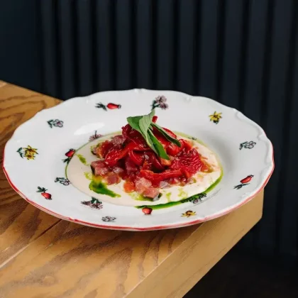 Печеный перец "Рамиро" с тунцом и соусом тоннато