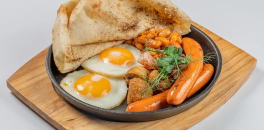 Английский завтрак Глазунья с сосисками и белой фасолью