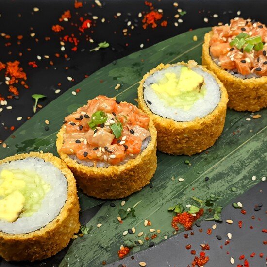 Горячий ролл с лососем