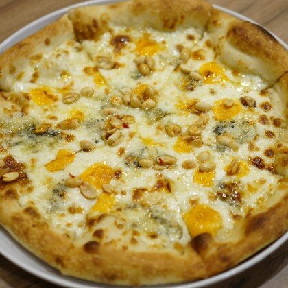 Пицца «Сырная» с медом и арахисом