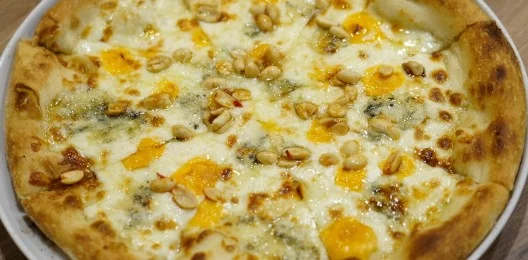 Пицца «Сырная» с медом и арахисом