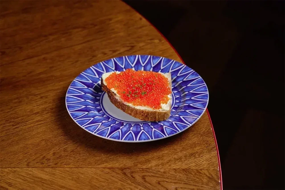 Бутерброд с красной икрой