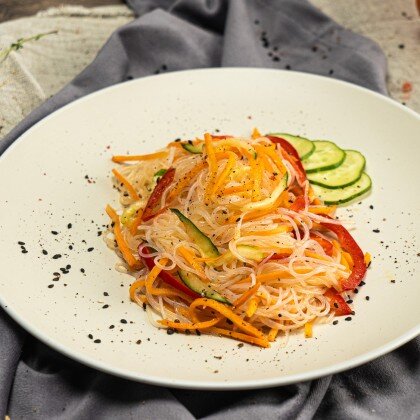 Салат из фунчозы с овощами