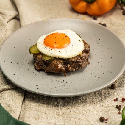 Бифштекс с яйцом