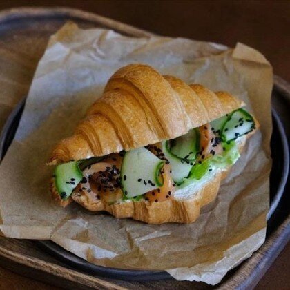 Круассан с лососем