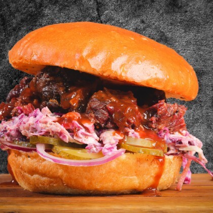 Брискет бургер с копченым мраморным мясом.