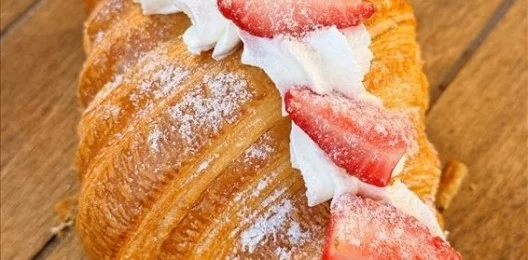 Круассан с клубникой