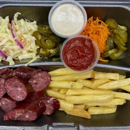 Ланч#2: Копченая говяжья колбаска с пармезаном на тарелке