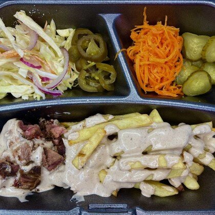 Ланч#1: Копченая буженина под соусом Демиглас на тарелке