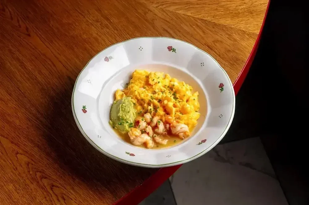 Скрембл с креветками и мятым авокадо