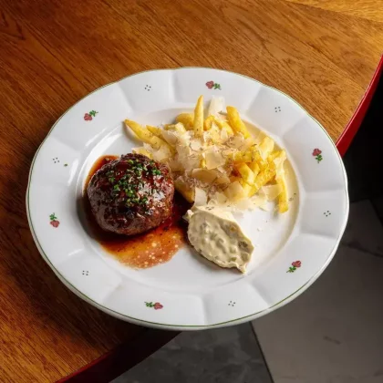 Бифштекс с картофелем фри и пармезаном