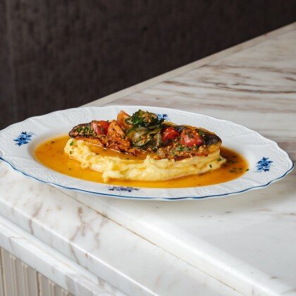 Сибас на гриле с картофельным пюре и томатным понзу