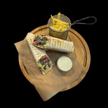 Шаверма с говядиной, картофелем фри и соусом