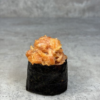 Гункан с лососем