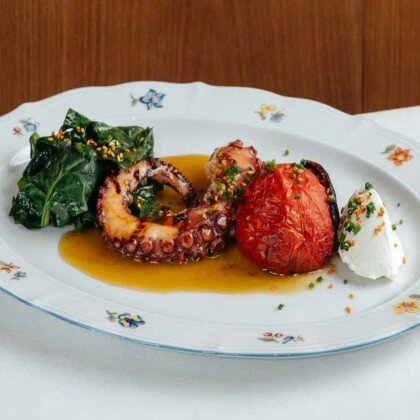 Осьминог на гриле с томатами и сметаной