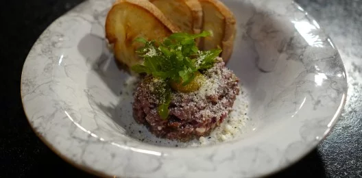 Тартар из говядины с артишоками