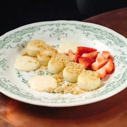 Мини-сырники с заварным кремом и клубникой