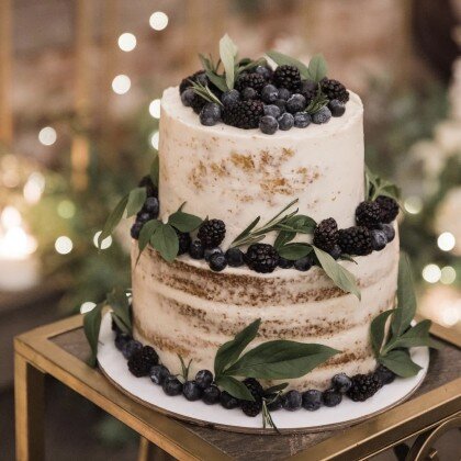 Свадебный торт двухъярусный с ягодами и